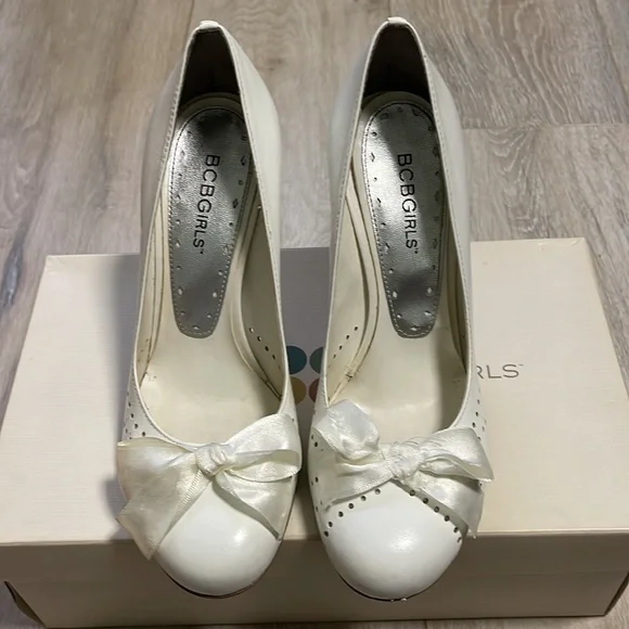 BCBGirls white leather heels w/satin bow* - Picture 2 of 9